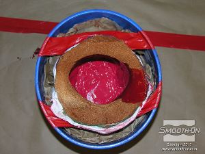 לחיצה להגדלת תמונה ממשיכים לערבב את התבנית עד שהפוליאוריתן מתמצק לגמרי. כעת בתבנית נמצא דגם חלול אותו ניתן למלא בפוליאוריטן מוקצף קל משקל.