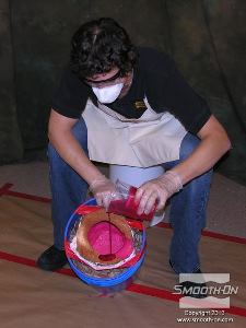 לחיצה להגדלת תמונה עבור היציקה משתמשים בפוליאוריתן מוקצף וקשיח Foam-iT!® 5 . שמים חומר גוון, מערבבים ושופכים את החומר לחלל התבנית.