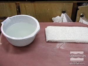 לחיצה להגדלת תמונה מכינים תחבושות גבס מראש כדי לחסוך זמן בהמשך. מומלץ למדוד ולהכין את כל החומרים מראש.