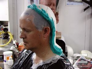 לחיצה להגדלת תמונה ... שכבת הסיליקון  החדשה נקשרת לשכבה הקיימת. בנוסף, מורחים אותה כך שהיא עולה במעט על המעיל כדי לעזור ליצור תפר הדוק עבור היציקה בהמשך.