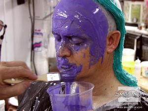 לחיצה להגדלת תמונה מורחים שכבת Body Double STANDARD SET על פני המודל. את השכבה הראשונה יש להכין עם מדלל. כך יועתקו גם הפרטים הקטנים ביותר בפני המודל.