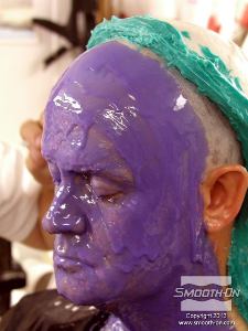 לחיצה להגדלת תמונה את השכבה הראשונה מורחים מלמעלה למטה, שמאל לימין. חשוב: בשכבה זו לא עולים על שכבת ה FAST SET. בנוסף, משאירים את האוזניים חשופות ככל שניתן כדי שהמודל יוכל לשמוע.