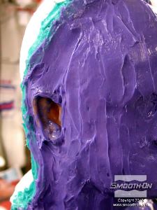 לחיצה להגדלת תמונה האוזניים עדיין חשופות בשלב זה כדי לאפשר תקשורת עם המודל. סיליקון Body Double נקשר לעצמו מצויין ולא תהיה בעיה למלא את חלל האוזן בשלב מאוחר יותר.