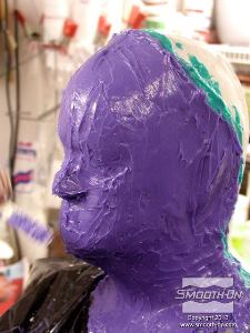 לחיצה להגדלת תמונה לאחר ששתי השכבות נמרחו על פני המודל, מכינים שתי מנות קטנות של STANDARD SET עם מעבה וממלאים את חלל האוזניים. חשוב למרוח מרחת הפרדה עבור Body Double לפני שממלאים את האוזניים!