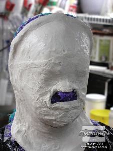 לחיצה להגדלת תמונה כאשר מכינים את מעיל התמיכה חשוב לא לחסום את חורי הנשימה של המודל. במקרה זה המודל נושם מהאף.