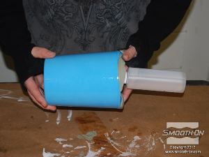 לחיצה להגדלת תמונה מחכים שהחימר יתקרר. מוציאים את תבנית האלגינט מהמיכל כדי לאפשר את הוצאת עותק החימר (בקבוק הפלסטיק הוכנס לחימר כדי להוות בסיס שיהיה אפשר לפסל עליו מאוחר יותר).