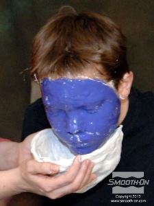 לחיצה להגדלת תמונה לאחר התקשות מעיל הגבס, מורידים אותו מתבנית הסיליקון.