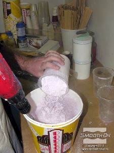 לחיצה להגדלת תמונה עבור ערבוב אידיאלי יש לערבב את המרכיבים תוך כדי ששופכים את אבקת האלגינט.