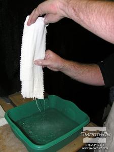 לחיצה להגדלת תמונה סוחטים את עודף המים מתחבושות הגבס.