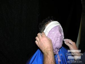 לחיצה להגדלת תמונה מניחים את תחבושות הגבס ישירות על האלגינט.