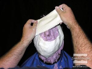 לחיצה להגדלת תמונה מכסים את כל משטח הAlga-Safe בתחבושות גבס כדי לספק תמיכה טובה לתבנית.