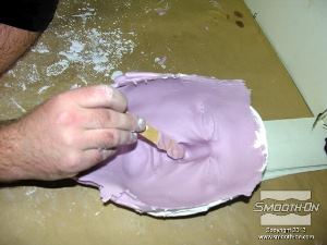 לחיצה להגדלת תמונה משתמשים בלקקן כדי להחליק את המשטח הפנימי של האלגינט.