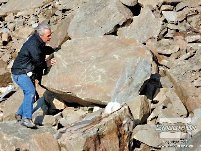 שופינג של סלעים.... ביל קלופינה בוחר את הסלעים שיהיו המודלים להעתקה. הסלעים הועברו מהמחצבה המקומית לרצפת הייצור של חברת Byond Design. חלק מהסלעים שקלו מעל ל-3 טון!