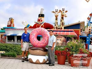 לחיצה להגדלת תמונה ריצ'ארד בוטורלה (שמאל) ופיטר ירקה (ימין) עומדים ליד פיסול קלקר מצופה Syrocoat נוסף.