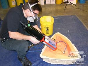 לחיצה להגדלת תמונה מרססים שכבה דקה ואחידה על גבי התבנית. חשוב לבצע את הריסוס עם מסכה מאושרת לפי NIOSH.