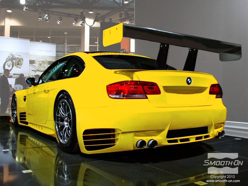 בתעשיית מכוניות הביצועים מכינים חלקים רבים מחומרים מרוכבים. בדים משריינים (בדי זכוכית, בדי קבלר וסיבי קרבון) משולבים עם אפוקסי EpoxAmite כדי ליצור חלקים חזקים מאוד וקלים בשיכוב ידני