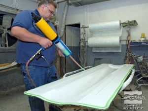 לחיצה להגדלת תמונה לאחר שיוצרים אטימה, מחברים מחדש את הראש המרסס על גבי צינור הערבוב. כעת אפשר להתחיל לרסס את הEZ~Spray® Silicone 20.