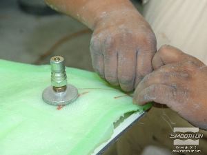 לחיצה להגדלת תמונה מסדרים את מסגרת האטימה מהסיליקון על התבנית כדי לוודא אטימה מלאה ומיקום נכון של השקית.