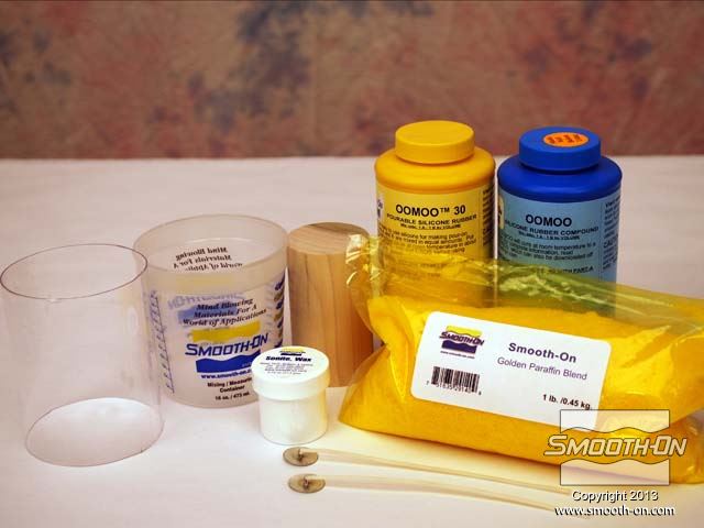 מסדרים את כל החומרים והכלים עבור התהליך - צינור אקריליק שקוף ודק, כוס מדידה, חומר הפרדה  Sonite Wax, חתיכת עץ גלילית, סיליקון רך ליציקה OOMOO® 30 , שעוות פראפין ופתילים.