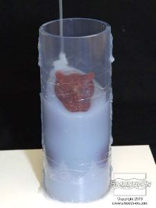 לחיצה להגדלת תמונה מערבבים ביסודיות את מרכיבי הסיליקון ליציקה Dragon skin 10 ושופכים אותו על המודל עד שמגיעים לגובה של כ2.5 ס