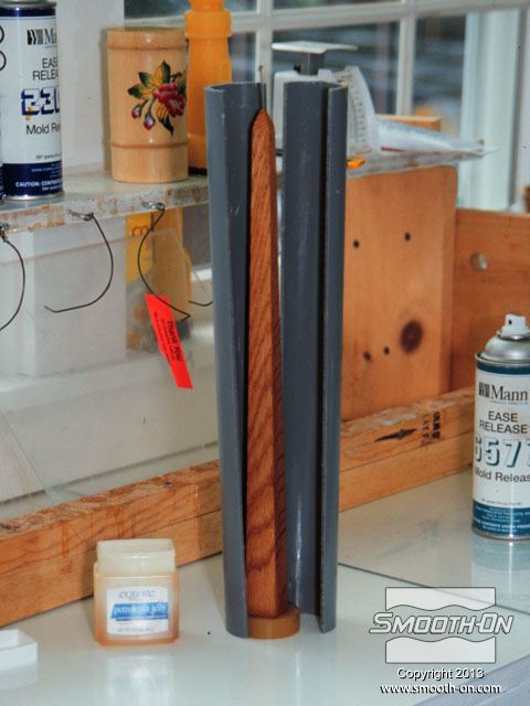 שמים את מודל העץ המקורי על בסיס. עוטפים את מודל בצינור PVC חתוך לחצי שישמש כמסגרת התבנית של הפוליאוריתן הנוזלי