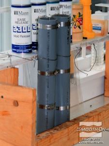 לחיצה להגדלת תמונה סוגרים את שני חצאי צינור הפלסטיק מסביב למודל העץ ומהדקים אותם.