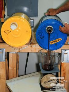 לחיצה להגדלת תמונה מודדים את הבסיס והמקשה של הפוליאוריתן גמיש PMC®-744 במיכל ערבוב.