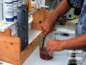 לחיצה להגדלת תמונה מערבבים את הבסיס והמקשה ביסודיות.