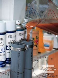 לחיצה להגדלת תמונה יוצקים את הפוליאוריטן PMC®-744  לתוך צינור הPVC, מסביב למודל, ומניחים לו להתמצק במשך הלילה.