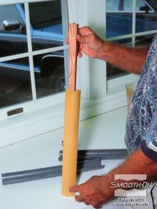 לחיצה להגדלת תמונה ביום שאחרי, מפרידים את שני חצאי צינור הPVC וחולצים את המודל המקורי מתבנית הגומי  PMC®-744.