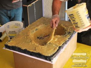 לחיצה להגדלת תמונה מורחים פולאוריטן מחוזק בסיבים  PLASTI PASTE II  על החימר לעיצוב בכדי ליצור את החלק הראשון של גיבוי התבנית.