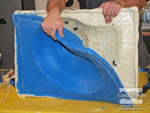 לחיצה להגדלת תמונה סיליקון מהיר ליציקה Mold Star 30 מתקשה תוך 6 שעות ולאחר מכןיוצרים את החלק השני של התבנית.