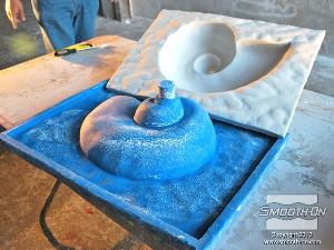 לחיצה להגדלת תמונה לאחר 6 שעות ניתן להתקין את הכיור במקומו. ניתן להשתמש בסיליקון ליציקה Mold Star 30 שוב ליציקה חוזרת של בטון.