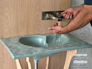 לחיצה להגדלת תמונה הכיור מדיף ריח נעים כאשר בא במגע עם מים וזוהר בחושך לנוחיות המבקר במקומות חשוכים. 