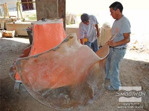 לחיצה להגדלת תמונה חומר לגיבוי התבנית נמרח על כל חלק (ניתן להשתמש בפוליאוריטן עם סיבי זכוכית Plasti Paste או בשיכוב של בדי זכוכית עם אפוקסי). לאחר ההתקשות מסירים אותו.