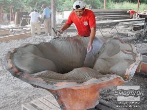 לחיצה להגדלת תמונה מניחים רשת וGFRC נוסף על החיבורים על מנת לחבר את שני החלקים ומשייפים לאחר מכן להעלמת התפר.
