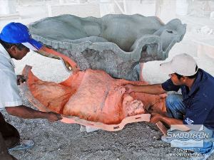 לחיצה להגדלת תמונה מוציאים את החלק הגמור מתבנית הסיליקון. 