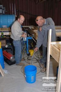 לחיצה להגדלת תמונה לאחר כיוון המכונה יש להשליך לאשפה את הכמות הראשונית של הפוליאוריטן. זה נעשה בכדי להבטיח ערבוב הומוגני ואחיד של הפוליאוירטן (תמיד יש בהתחלה חומר שאינו מעורבב כהלכה).  