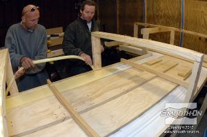 לחיצה להגדלת תמונה התחלת מילוי התבנית בפוליאוריטן גמיש Vytaflex 60, יש לשפוך את החומר מהנקודה הנמוכה ביותר ולתת לחומר להתפלס לבד. 