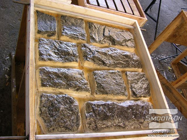 הדגם העשוי מאבן נאטם עם חומר אטימה Super Seal  ולאחר מכן יש לרסס חומר הפרדה על בסיס סיליקון  Universal Mold Release על פני השטח שבאים במגע עם הפוליאוריטן ליציקה. 