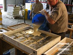 לחיצה להגדלת תמונה יש למדוד ולערבב פוליאוריטן גמיש ליציקה Vytaflex 40 , שהוא פוליאוריטן המתאים ליציקת בטון. יש לצקת את הפוליאוריטן על פני המודל ולתת לחומר להתקשות.