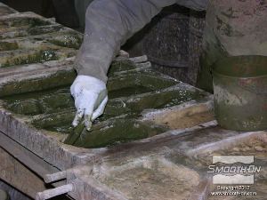 לחיצה להגדלת תמונה מורחים פיגמנט לאבן בתוך כל שקע. 