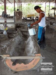 לחיצה להגדלת תמונה סיבי זכוכית קצוצים מותזים על שיכבת הבטון הראשונית.