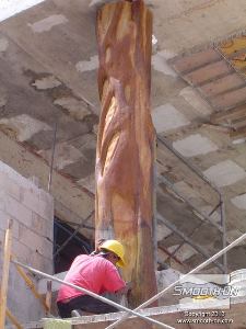 לחיצה להגדלת תמונה כלל חלקי התבנית מוצבים סביב העמוד המיועד לציפוי, המרווחים נאטמים בעזרת GFRC נוסף ושיוף. העמוד נצבע בצבעים זהים למקור.