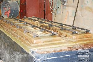 לחיצה להגדלת תמונה אלמנטים מפלדה מונחים ומוספגים בתוך תבנית האם על מנת לעזור בפילוס של התבנית כאשר יצטרכו להפוך אותה. 