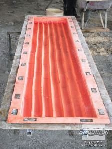 לחיצה להגדלת תמונה מניחים את תבנית הסיליקון בתוך תבנית האם. 