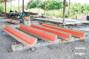 לחיצה להגדלת תמונה בכדי לייצר את העמודים התומכים לפאנלים השתמשו באותה הטכניקה עם סיליקון למריחה Rebound 25 שהעתיק בצורה מושלמת את הטקסטורה של עץ פיקוס.