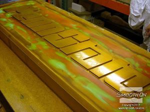 לחיצה להגדלת תמונה המודל המקורי נאטם עם חומר אטימה Super Seal לאחר מכן מתיזים חומר הפרדה על בסיס סיליקון  Universal Mold Release בכל מקום שיבוא במגע עם הפוליאוריטן ליציקה. 