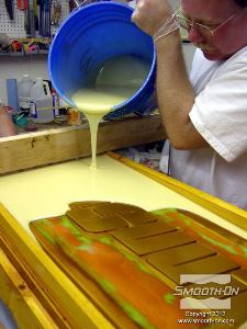 לחיצה להגדלת תמונה מודדים ומערבבים ויוצקים פוליאוריטן ליציקה Vytaflex 60 . יש לתת לחומר להתקשות כ 16 שעות. 