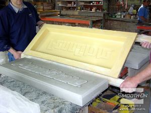 לחיצה להגדלת תמונה יוצקים את הבטון ונותנים לו להתקשות 24 שעות. לאחר התקשות הבטון מחלצים אותו בקלות מהתבנית. 